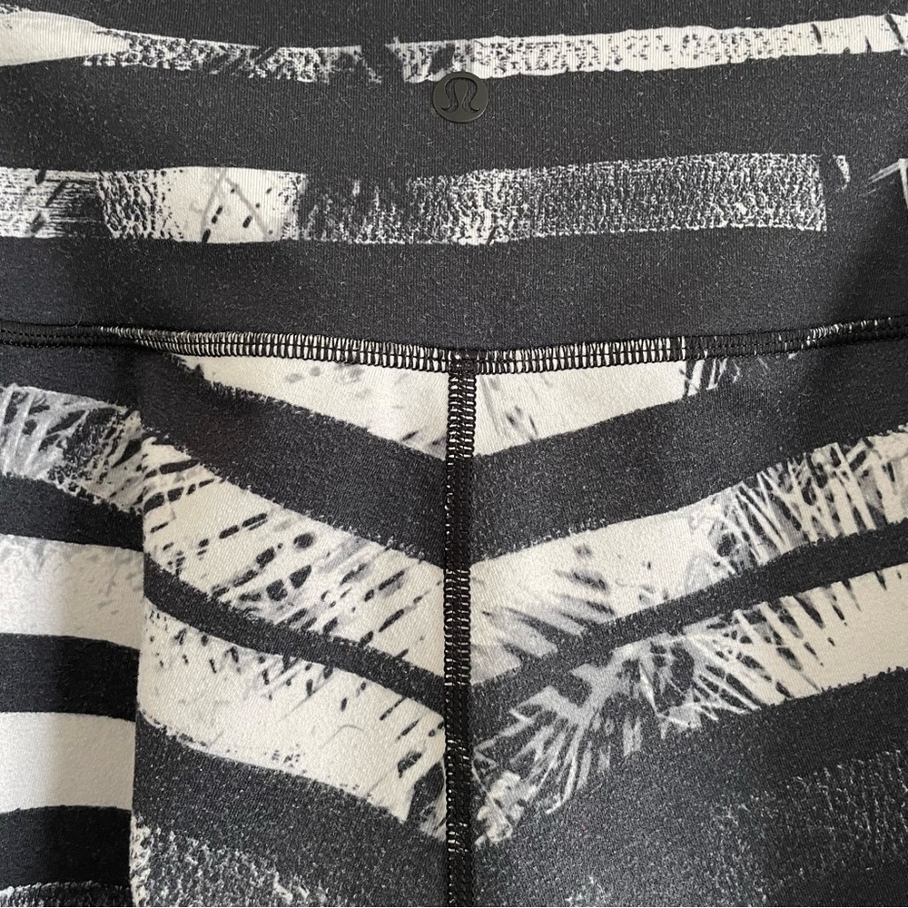 Lululemon Wunder Under Crop II - Picture 3 of 4